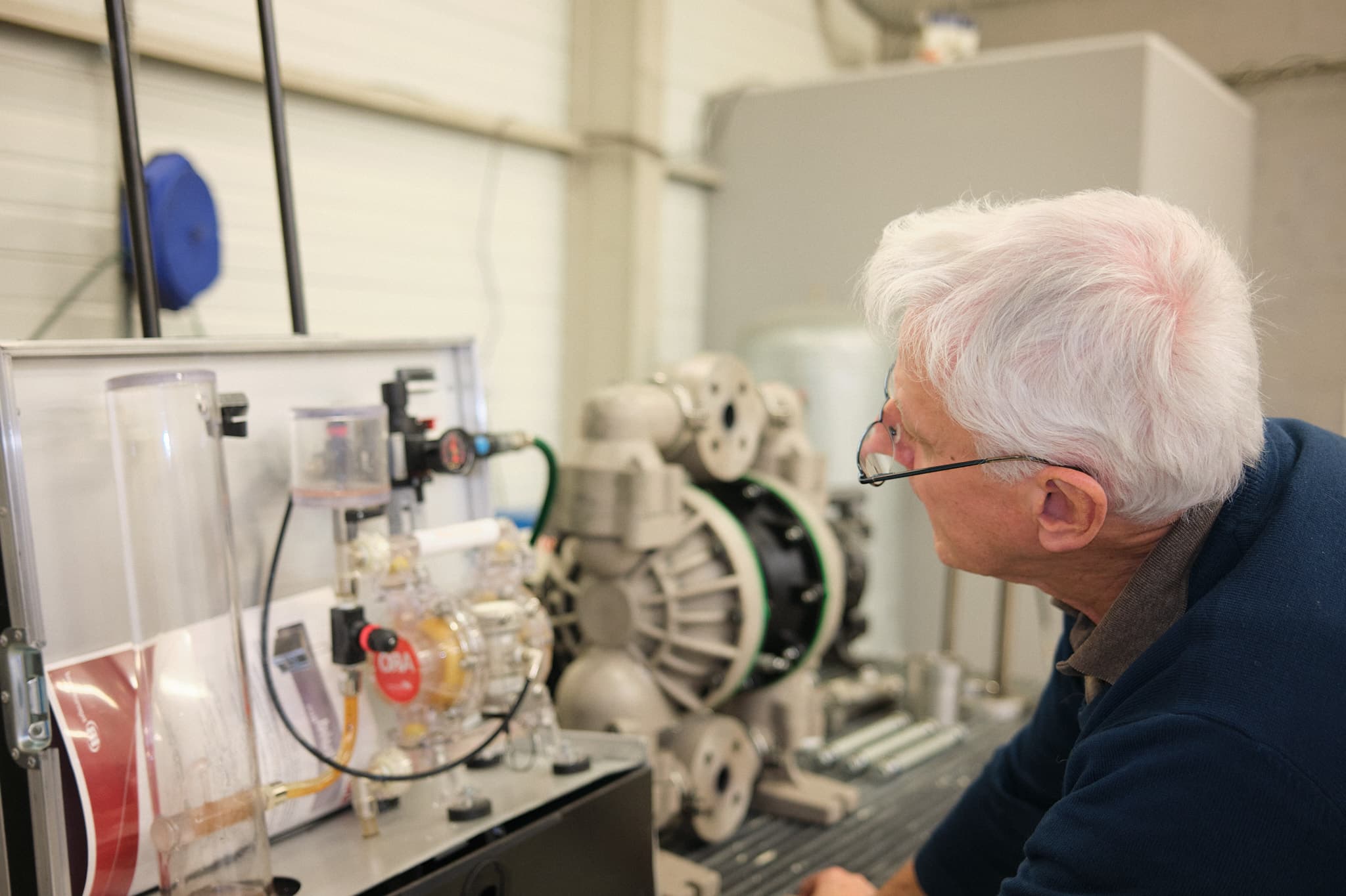 Chef d'atelier qui regarde une pompe pneumatique